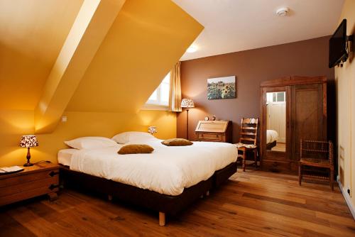 a bedroom with a large white bed in a room at De Sfeerstal in Nieuwveen