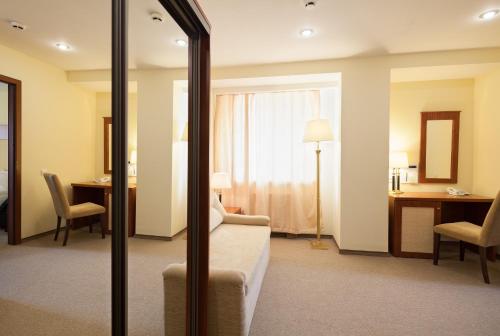 A bed or beds in a room at SunFlower Park Hotel