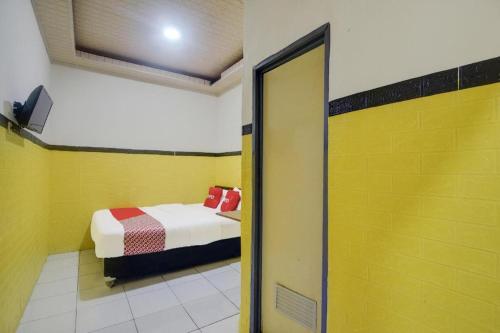 Кровать или кровати в номере Hotel O Superstar Kost Dan Homestay