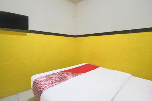 Кровать или кровати в номере Hotel O Superstar Kost Dan Homestay