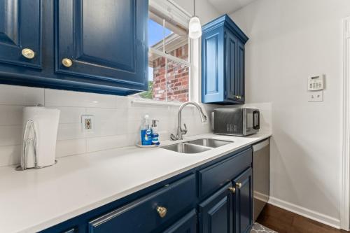 Dapur atau dapur kecil di Relaxing Lakeview Retreat - Sleeps 6!
