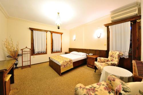 A bed or beds in a room at Baglar Saray Hotel