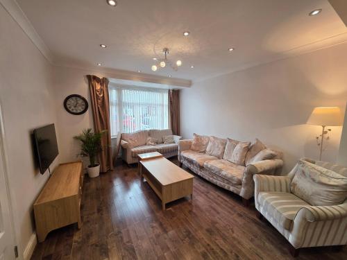 Posezení v ubytování Bright 3BD Family Home with Garden Barkingside