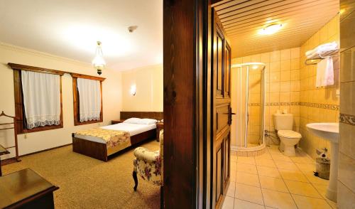 A bathroom at Baglar Saray Hotel