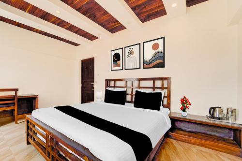 a bedroom with a large bed in a room at Super Collection O Charing Cross Ooty in Ooty