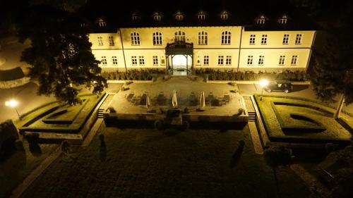 Taman di luar Castle Hotel Grof Degenfeld Superior