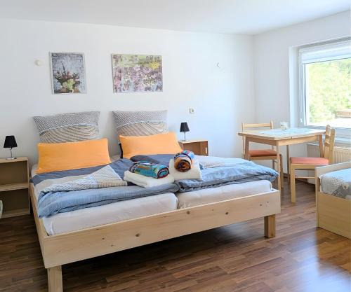 En eller flere senge i et værelse på Ferienwohnung Gartenblick