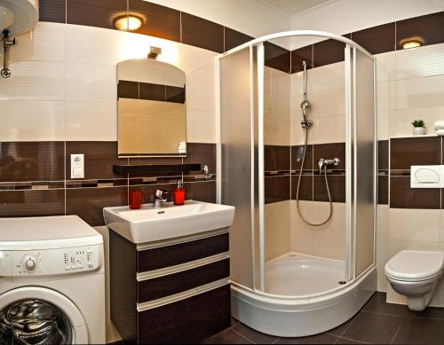 ein Badezimmer mit einem Waschbecken und einem WC in der Unterkunft Apartment Lejo in Omiš