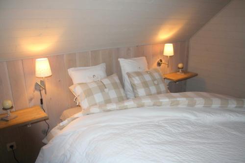 ein Schlafzimmer mit einem großen weißen Bett mit zwei Lampen in der Unterkunft A l´Ombre Du Clocher in Montbliart