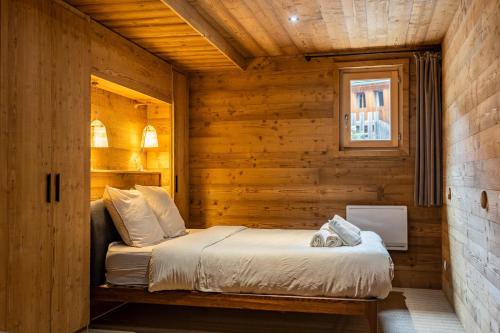 Ένα ή περισσότερα κρεβάτια σε δωμάτιο στο Authentic and Spacious Chalet in Méribel 5 Bedrooms