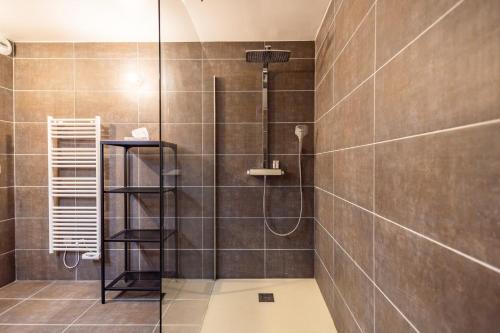 Ένα μπάνιο στο Authentic and Spacious Chalet in Méribel 5 Bedrooms
