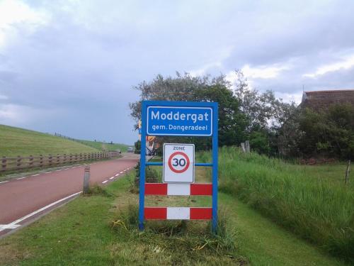 a street sign on the side of a road at Bed & Breakfast Meinsma in Moddergat