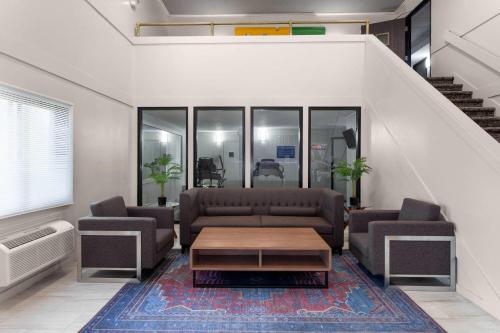 Baymont by Wyndham Oshkosh Airportにあるシーティングエリア