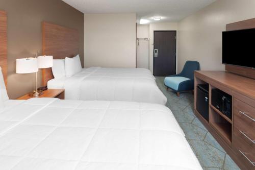 Baymont by Wyndham Oshkosh Airportにあるベッド