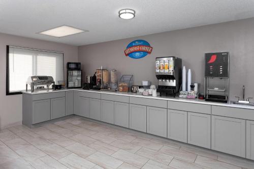 オシュコシュにあるBaymont by Wyndham Oshkosh Airportのキッチン(カウンター、カウンタートップ付)