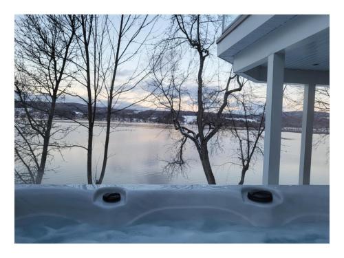 St-FerdinandにあるLakefront Spa - Chez Bernard L'Hermiteの湯船