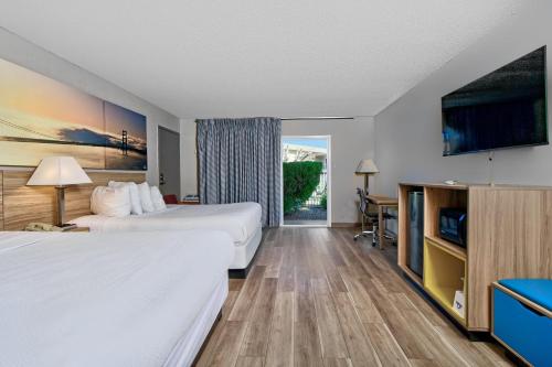 Katil atau katil-katil dalam bilik di Days Inn by Wyndham Novato/San Francisco