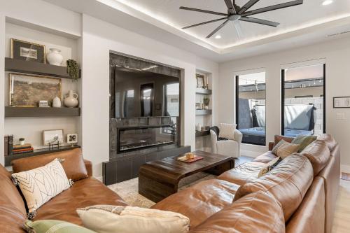ein Wohnzimmer mit Couch und Kamin in der Unterkunft Sundance Edge home in Harrisburg Junction