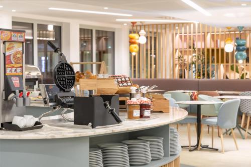 Un restaurante o sitio para comer en Hampton By Hilton Paris Charles De Gaulle Airport