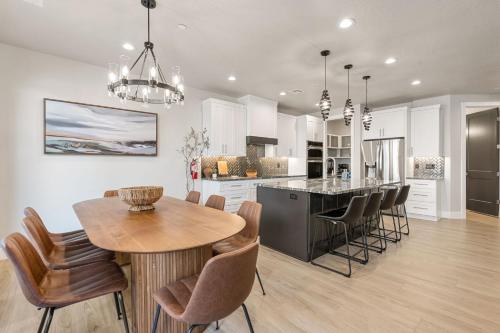 eine Küche und ein Esszimmer mit Tisch und Stühlen in der Unterkunft Canyons Edge home in Harrisburg Junction