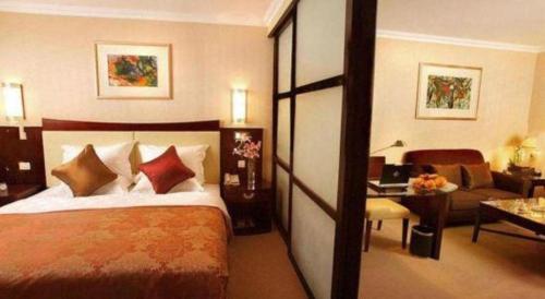 Postel nebo postele na pokoji v ubytování Beijing Jinjiang Fuyuan Hotel