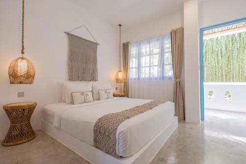 Postel nebo postele na pokoji v ubytování Seaesta Komodo Hotel & Hostel