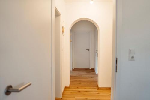 an open door leading to a hallway with wooden floors at Ferienwohnung Ohne Gleichen 