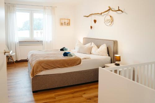 a small bedroom with a bed and a crib at Ferienwohnung Ohne Gleichen 