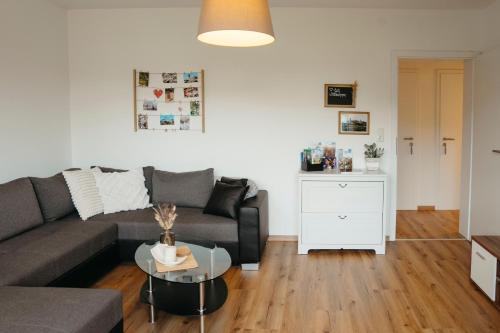 a living room with a couch and a table at Ferienwohnung Ohne Gleichen 
