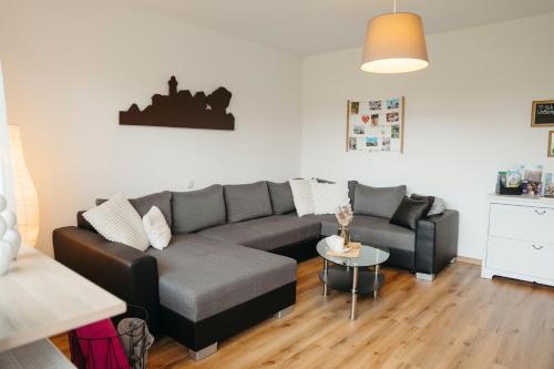 a living room with a couch and a table at Ferienwohnung Ohne Gleichen 