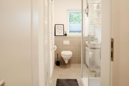 a bathroom with a toilet and a sink at Ferienwohnung Ohne Gleichen 