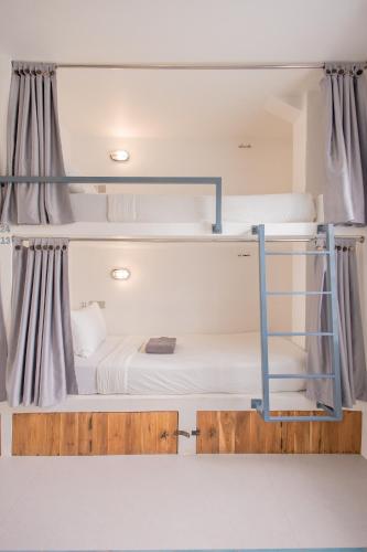 Postel nebo postele na pokoji v ubytování Seaesta Komodo Hotel & Hostel