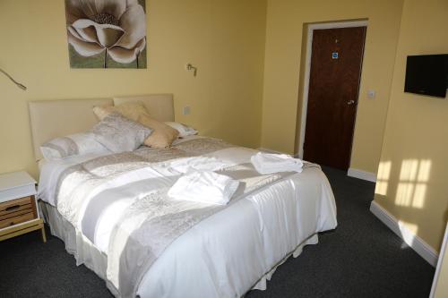 Una cama o camas en una habitación de Sandpiper Inn B&B and Pub