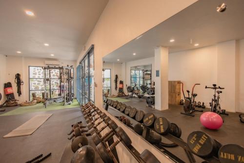 Fitness centrum a/nebo fitness zařízení v ubytování Seaesta Komodo Hotel & Hostel