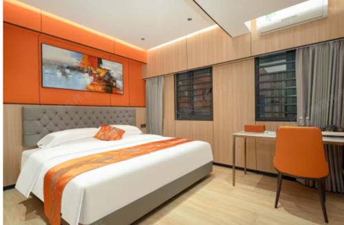 a bedroom with a bed and a desk and a chair at Chengxing Hotel Apartment (Wanyue City Plaza Branch) in Lung Wa