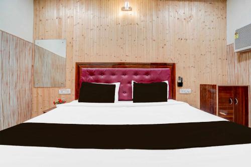 Postel nebo postele na pokoji v ubytování Hotel O Tajganj West Gate Hotel Host