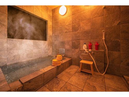 une salle de bain avec une baignoire, des toilettes et une douche dans l'établissement YUHUROTEN TOKI NO MANIMANI - Vacation STAY 87025, à Yufu