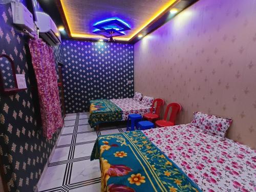 En eller flere senge i et værelse på Avadh Dham guest house