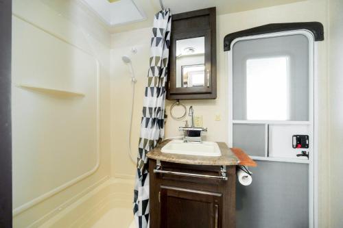 上天草市にあるumisolaieの洗面台とシャワー付きのバスルーム