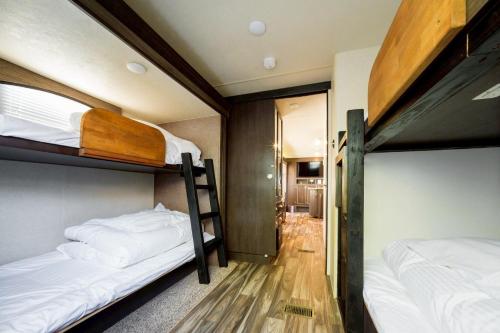 上天草市にあるumisolaieの廊下のある部屋の二段ベッド2台
