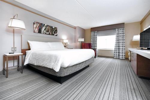 Postel nebo postele na pokoji v ubytování Hilton Garden Inn Saratoga Springs