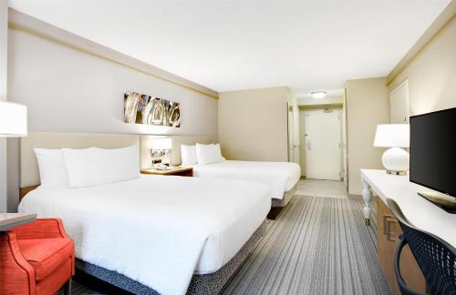 Postel nebo postele na pokoji v ubytování Hilton Garden Inn Saratoga Springs