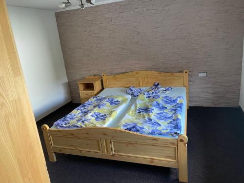 ブラウボイレンにある3 Zimmer Ferienwohnung Blaubeurenの青い掛け布団が敷かれたベッドのある寝室