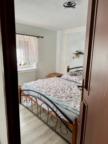 Postel nebo postele na pokoji v ubytování Ubytování za babku s infrasaunou v ceně