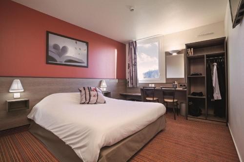um quarto de hotel com uma cama e uma cozinha em Ace Hotel Arras-Beaurains em Beaurains