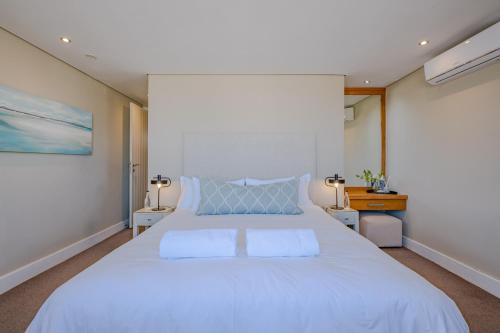 Ένα ή περισσότερα κρεβάτια σε δωμάτιο στο Hermanus Marine Square spacious 1 bedroom- central & close to sea