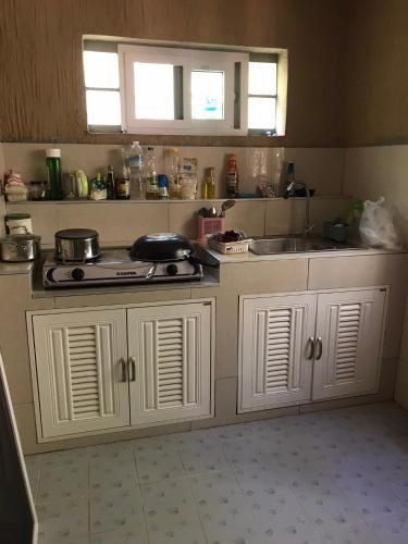 Dapur atau dapur kecil di Riverside Khao Yai
