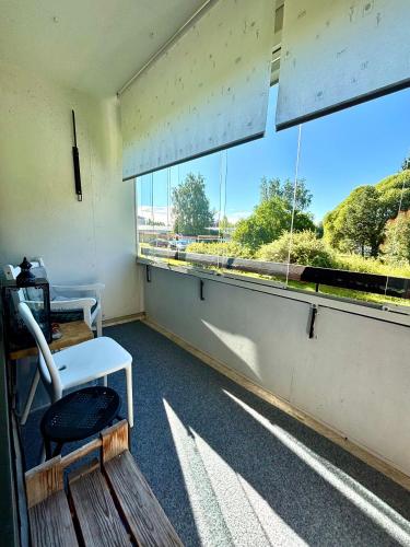 a room with a window and a bench and a chair at Unique apartment in Kemi with sauna department Free parking in Kemi