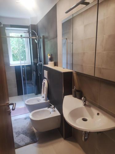 a bathroom with a toilet and a sink and a shower at Attraktive Neubauwohnung in Bremen