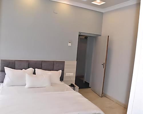 Ένα ή περισσότερα κρεβάτια σε δωμάτιο στο Hotel The Lake Castle, Ranchi, Jharkhand
